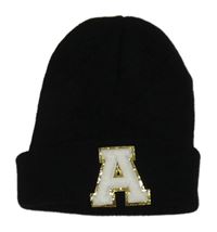 Černá čepice s písmenem