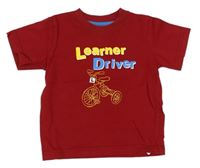 Rubínové tričko s nápismi a bicyklom Mothercare