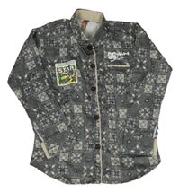 Tmavošedo-biela vzorovaná košeľa s nápismi