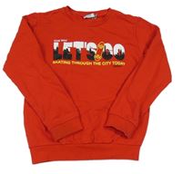 Červená mikina s nápisom a skateboardom