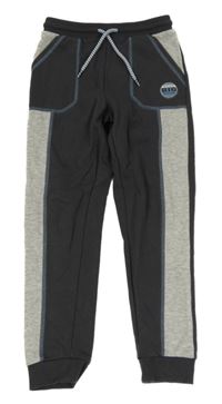 Tmavošedo-šedé tepláky s nášivkou 