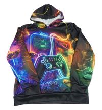 Čierno-farebná mikina s ovladačem a kapucňou