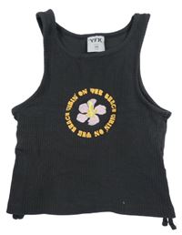 Tmavosivý rebrovaný crop top s kvietkom Y.F.K.