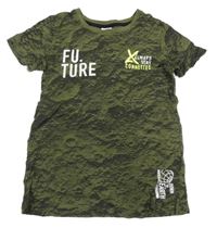 Khaki vzorované tričko s nápisom Chapter young