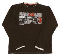 Hnedé tričko s nápismi a číslom