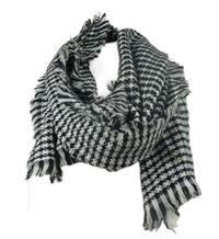 Dámská černo-bílá vzorovaná šála s třásněmi 
