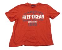 Červené tričko s nápismi a číslami Alive