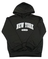 Čierna športová mikina s nápisom a číslom a kapucňou