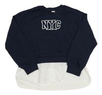 Tmavomodrá mikina s nápisom a halenkou