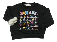 Čierna zateplená mikina s farebnymi nápisy