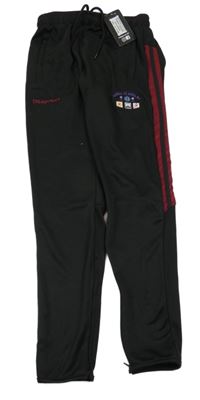 Nové - čierne športové tepláky s vínovým pruhom a výšivkou