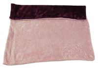 Růžovo-vínová plyšová deka se zlatými puntíky 