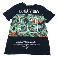 Tmavomodro-zelené tričko s nápismi a číslom a listami C&A