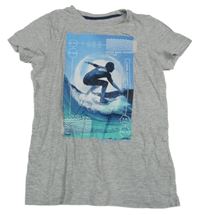 Sivé tričko so surferom C&A