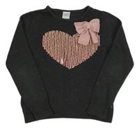 Tmavošedý svetr se srdíčkem z flitrů 