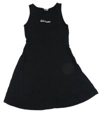 Čierne šaty s nápisom page one young