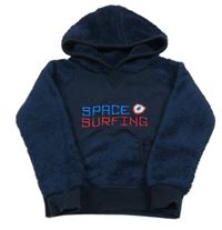 Tmavomodrá mikina s nápisom a chlpatymi rukávy a kapucňou Lupilu