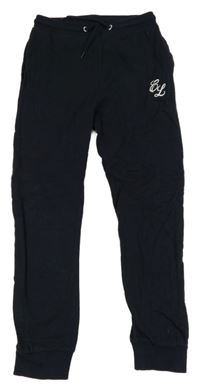 Tmavomodré tepláky s písmeny 