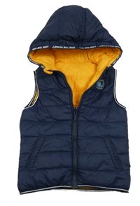 Tmavomodrá šušťáková zateplená obojstranná vesta s potlačou a kapucňou C&A