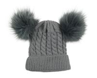 Šedá copánková čepice s bambulemi 