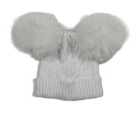 Biela pletená čapica s bambulemi