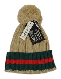 Nová - Béžová pletená čapica so zeleným a červeným pruhom a brmbolcom