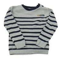 Sivo-tmavomodrý pruhovaný sveter s nášivkou