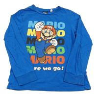 Modré triko s nápisy a Mariem 