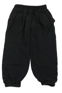 Čierne tepláky s nápisem z kamínků