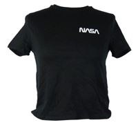 Dámske čierne crop tričko s nápismi a logom NASA
