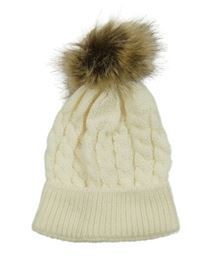 Smetanová čepice s bambulí