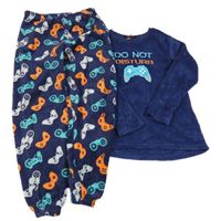 Tmavomodré chlpaté pyžama s ovladači