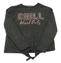 Sivý sveter s nápisem z flitrů Y.F.K.