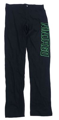 Čierne pyžamové nohavice so zeleným nápisom