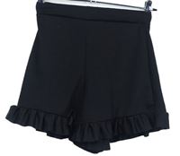 Dámske čierne sukňové kraťasy s volánikmi PrettyLittle Thing