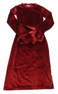 Červené rebrované zamatové šaty s opaskom WE