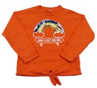 Červená mikina s duhou z překlápěcích flitrů a obláčky a skateboardem a uzlem