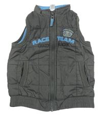 Tmavosivá prešívaná šušťáková zateplená vesta s nápismi a praporky a číslom C&A