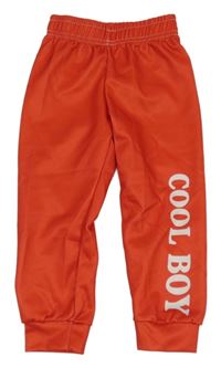 Červené tepláky s nápisem