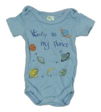 Svetlomodré body s planetami