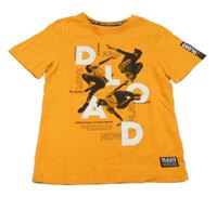 Oranžové tričko s nápisom a panáčky C&A