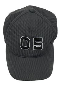 Tmavošedá kšiltovka s číslem 