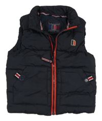 Tmavomodrá šušťáková prešívaná zateplená vesta s nášivkou Next