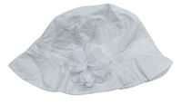 Biely vzorovaný klobúk s květem C&A