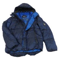 Tmavomodrá metalická prošívaná šusťáková zimní bunda s kapucí TED BAKER