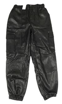Čierne koženkové cuff nohavice s vreckami River Island