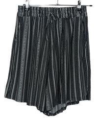 Dámske čierno-biele vzorované sukňové kraťasy