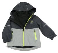 Tmavošedo-šedá softshellová bunda s nášivkou a kapucí 