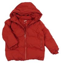 Červená šusťáková zimní bunda s nášivkou a kapucí ZARA