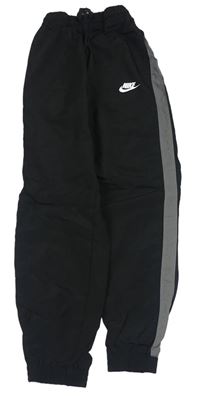 Čierne šušťákové športové nohavice s pruhmi a logom Nike